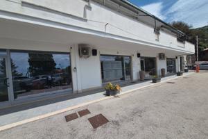 Colle Martino, luminoso locale commerciale