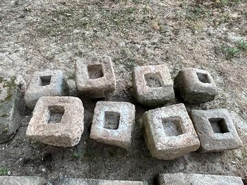 Vasi in trachite picchettati a mano di fine 1800