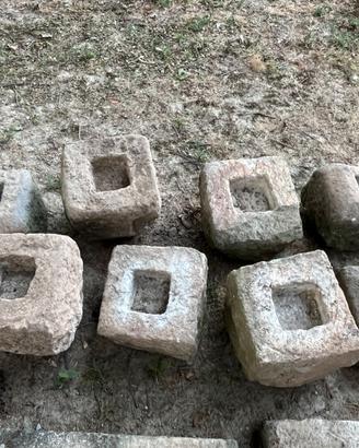Vasi in trachite picchettati a mano di fine 1800