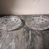 Due posacenere cristallo decorati. 