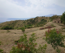 Panoramico terreno agricolo con rudere palmento