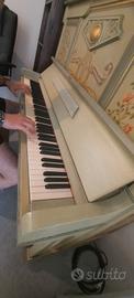Pianoforte da parete con segnatempo e sgabello