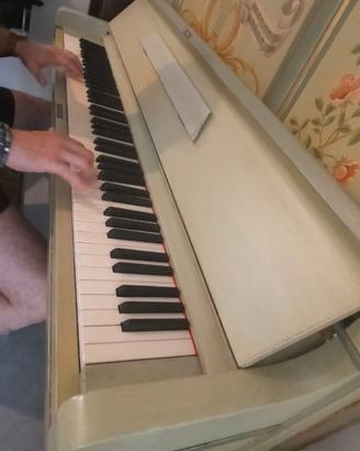 Pianoforte da parete con segnatempo e sgabello