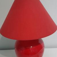 Lampada da tavolo o comodino con robusta base 