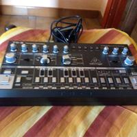 BEHRINGER TD-3 BK Black synth analogico