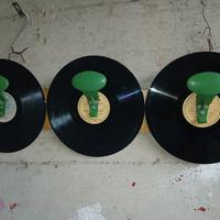 appendiabiti vintage in dischi vinile 