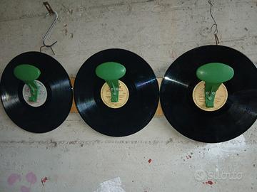 appendiabiti vintage in dischi vinile 
