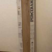 Pacco di piastrelle intero color legno scuro