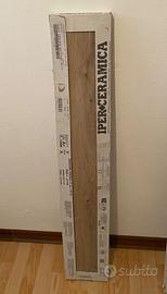 Pacco di piastrelle intero color legno scuro