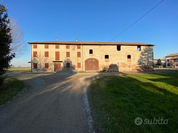 Rustico da ristrutturare con capannone e terreno