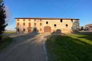 Rustico da ristrutturare con capannone e terreno