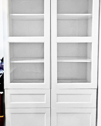 Libreria-vetrina Besta e tavolo per PC