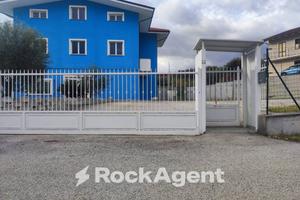 LOCALE COMMERCIALE CON AREA ESTERNA