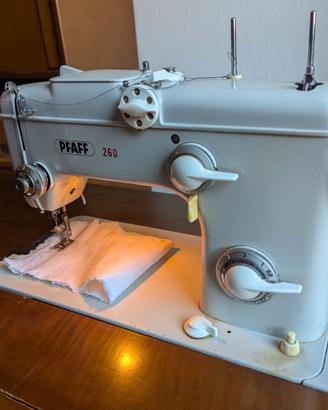 Macchina da cucire vintage Pfaff 260 con mobile