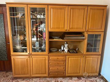 Credenza + tavolo con 4 sedie (2 in foto solo)