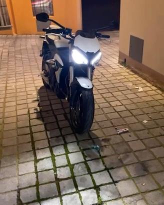 Triumph 660s street triple