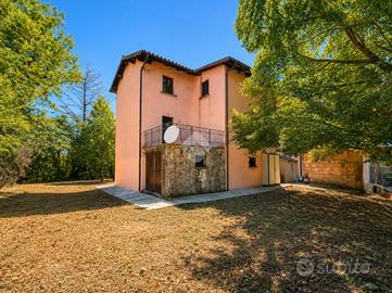 CASA SEMINDIPENDENTE A GUALDO TADINO