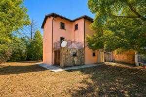 CASA SEMINDIPENDENTE A GUALDO TADINO