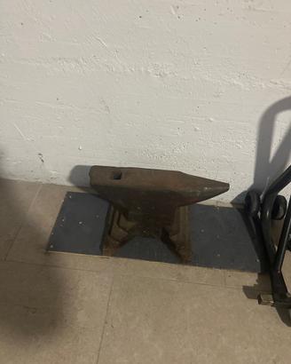 Incudine antica in acciaio 31 kg