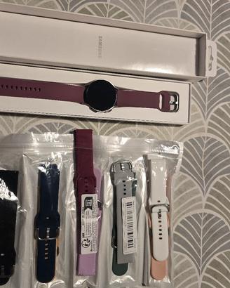 Smartwatch Samsung 6 LTE con cinturini aggiuntivi.