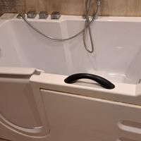 Vasca per disabili e anziani con idromassaggio.