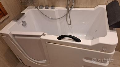 Vasca per disabili e anziani con idromassaggio.