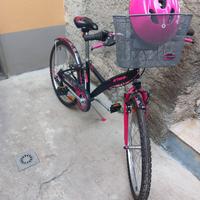 Bicicletta usata con caschetto, pompetta e cestino