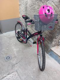 Bicicletta usata con caschetto, pompetta e cestino