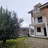 VILLA A SCHIERA A CASTIGLIONE DEL GENOVESI