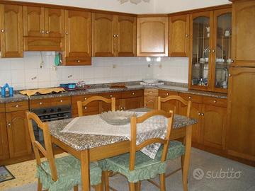 Cucina Scavolini con piani in marmo granito