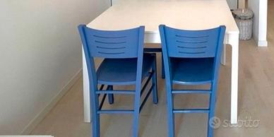Due sedie in legno color azzurro
