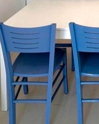 Due sedie in legno color azzurro