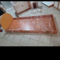 Letto in legno con testata