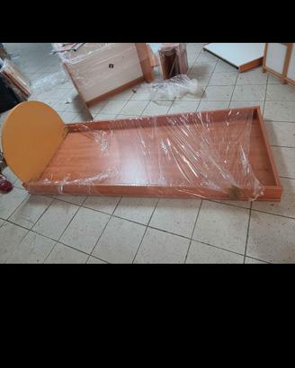Letto in legno con testata