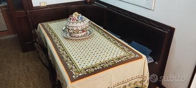 Credenza e tavoli con cassapanca