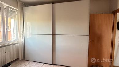 Camera da letto armadio e letto matrimoniale