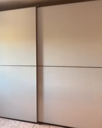 Camera da letto armadio e letto matrimoniale