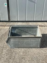 Contenitori a bocca di lupo in ferro, grandi 