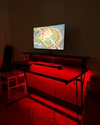 Scrivania led + monitor curvo