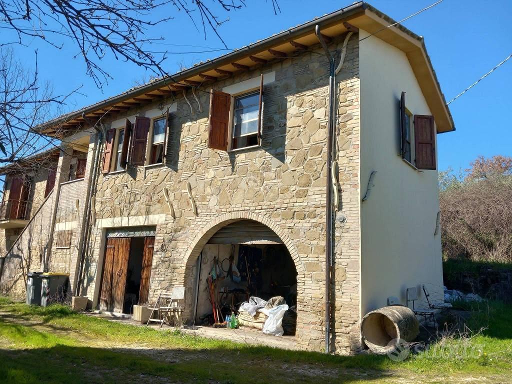 Rustico / Casale di 200 m² con 4 locali e box auto - Vista 2