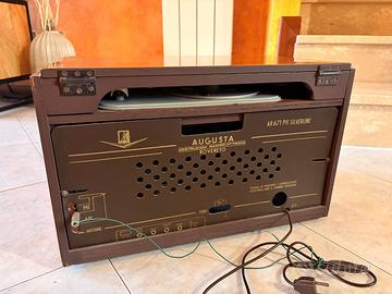 Radio d’epoca con giradischi