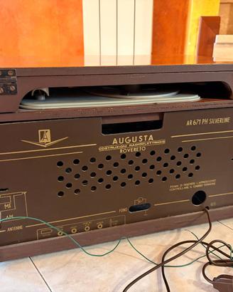 Radio d’epoca con giradischi