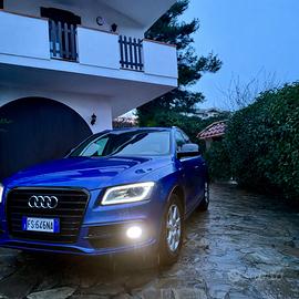 Audi Q5  S-line 2.0 TDI - full optional