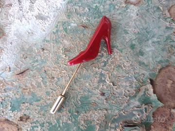 Spilla Ferragamo vintage stiletto rosso