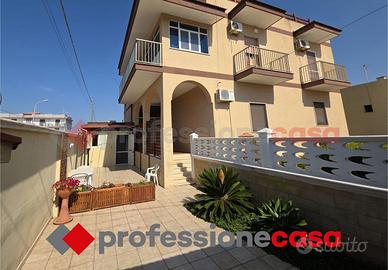 Villa bifamiliare con cortile e deposito
