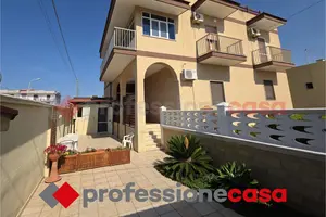 Villa bifamiliare con cortile e deposito
