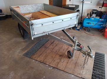 Rimorchio 750 kg Massa a pieno carico .