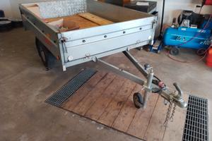 Rimorchio 750 kg Massa a pieno carico .