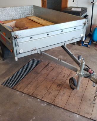 Rimorchio 750 kg Massa a pieno carico .