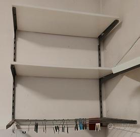 scaffalatura con mensole e stendipanni